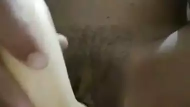 Desi lady fucks her wet pussy with a banana