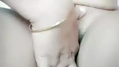 Cute desi girl flaunts pussy