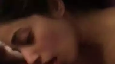 Horny babe gives a sexy blowjob in Pakistani porn