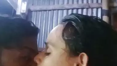 Dhaka guy boob presses and kisses in desi x video