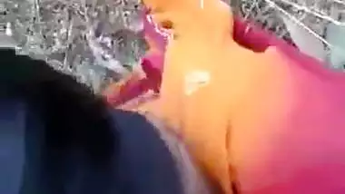 Bindi lady sucking lund – Outdoor blowjob sex
