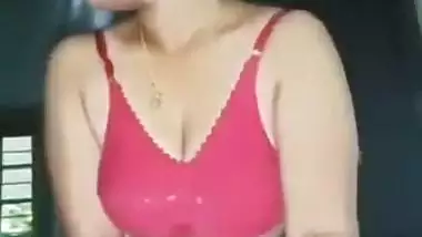 Big boob South Indian lady gives a handjob